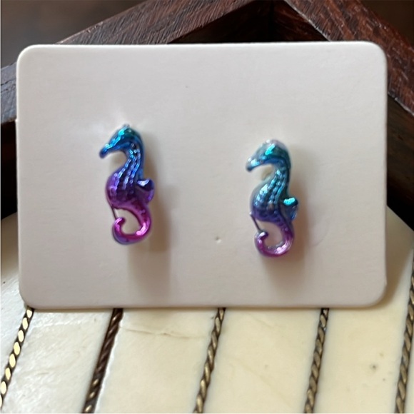 Seahorse Stud Earrings - Picture 1 of 2